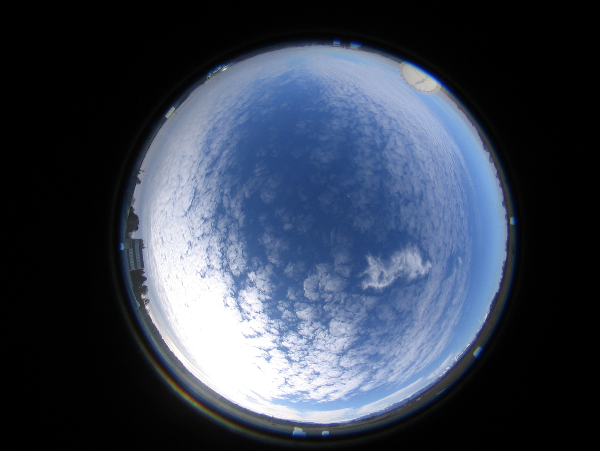 Cirrus en flux de nord, avec un nuage de glace isolé inclus dans des nuages d’eau, 13 février 2006 Cirrus en flux de nord, avec un nuage de glace isolé inclus dans des nuages d’eau, 13 février 2006